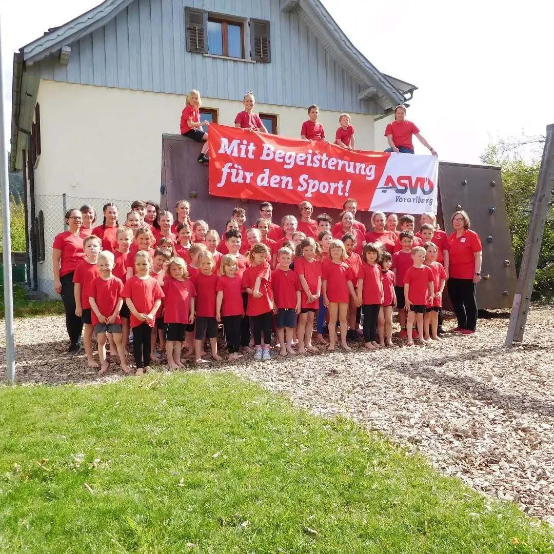 Vereinsgruppe mit ASVÖ-Banner