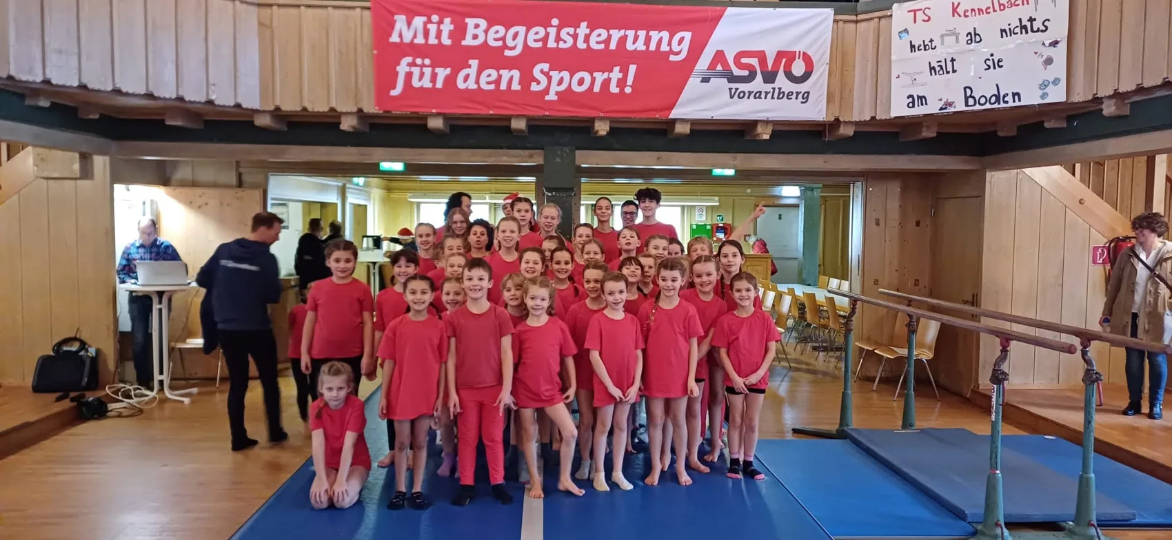 Vereinsgruppe vor dem ASVÖ-Vorarlberg-Banner bei einer Veranstaltung
